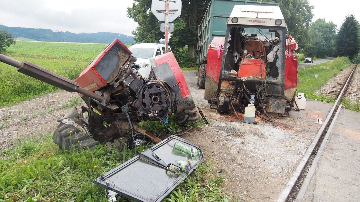 Vlak na Šumpersku narazil do traktoru, ten se rozlomil na dva kusy
